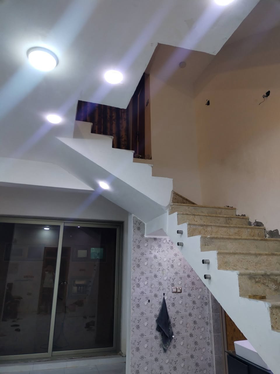 سلام عليكم
دار للبيع الموقع حي الشهداء اول فرع ع اليسار
مواصفات الدار
مساحة ٣١٢.٥ متر مربع
البناء سنه ٢٠٢٤ بناء درجه اولى وحديث
الدار يحتوي على ٥ غرف نضام سويت يعني كل غرفه بيها حمام ويحتوي على شقة كاملة عباره عن غرفه وصاله وحمام ومطبخ البيت جدا نضيف خريطه عصريه وبيت بي نقوصات حسب ١٠ مليون يجهز كامل سعر البيت ٤٥٠ مليون قابل للتفاوض رقم الهاتف*********** غير متواجد على الفيس بوك
