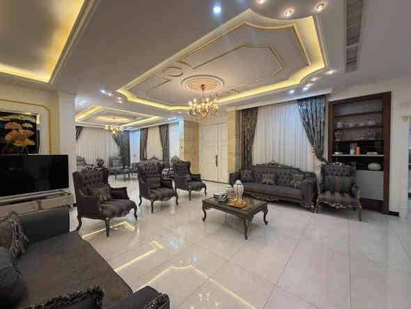 منزل للبيع في هيوا ستي طابقين 
العنوان طريق كوية مقابل مجمع فلوريا ستي  
  بناء ملكي 
مساحة 420 متر  طابقين مؤثث 
يتكون من 
4 غرفه نوم استقبال عدد 2 + هول داخلي 
مطبخ  مسبح ساونا حمام تركي جاكوزي 
كراج + حديقة
*********** أربيل
