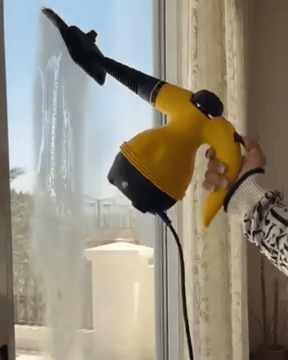 منظف بخاري محمول RAF R.1028 بقوة 1000 واط – 10 ملحقات متعددة

الاستخدامات

تنظيف وتعقيم الأرضيات، السيراميك، والرخام.

إزالة الدهون المتراكمة عن أسطح المطبخ والفرن.

تنظيف الزجاج والمرايا والنوافذ بدون مواد كيميائية.

تعقيم الحمامات والحنفيات والفواصل بين البلاط.

تنظيف الأرائك، الستائر، والمفروشات بالقماش المخصص.

إزالة الأوساخ من زوايا ضيقة يصعب الوصول إليها.

تعقيم لعب الأطفال وبعض الأسطح الصلبة بالبخار.

المميزات

قدرة كهربائية: 1000 واط لأداء قوي وسريع.

سعة خزان الماء: 350 مل.

درجة حرارة البخار: حتى 100° مئوية.

ضغط بخار أقصى: 3 بار.

معدل تدفق البخار: 25–30 غرامدقيقة.

زمن التسخين: تقريباً 3 دقائق.

تشغيل على كهرباء: 220–240 فولت | 5060 هرتز.

نظام أمان بغطاء محكم وصمام حماية للضغط.

تصميم محمول وخفيف الوزن وسهل الاستخدام.

سلك طويل بطول 250 سم لحرية حركة أكبر.

يعمل بدون الحاجة إلى مواد تنظيف كيميائية.

10 ملحقات مختلفة لتعدد الاستخدامات.

محتويات الصندوق

الجهاز الرئيسي RAF R.1028.

خرطوم مرن.

رأس بخار مستقيم.

رأس بخار منحني.

فرشاة دائرية.

قطعة تنظيف زجاج.

قاعدة مسطحة مع قماش تنظيف.

كوب قياس.

قمع تعبئة.

حلقات مطاط احتياطية.

الملاحظات

لا يُفتح غطاء الخزان أثناء التشغيل أو قبل تفريغ الضغط.

يُستخدم ماء عادي فقط داخل الخزان.

يُنتظر حتى يبرد الجهاز قبل إعادة التعبئة.

يُفصل الجهاز عن الكهرباء بعد الانتهاء من الاستخدام.

يُحفظ بعيداً عن متناول الأطفال.

للحجز والاستفسار مراسلة الصفحه 🫥


**إذا كنت صاحب هذا الإعلان وتريد حذفه لأي سبب، رجاءا أرسل رسالة إلى الدعم الفني**