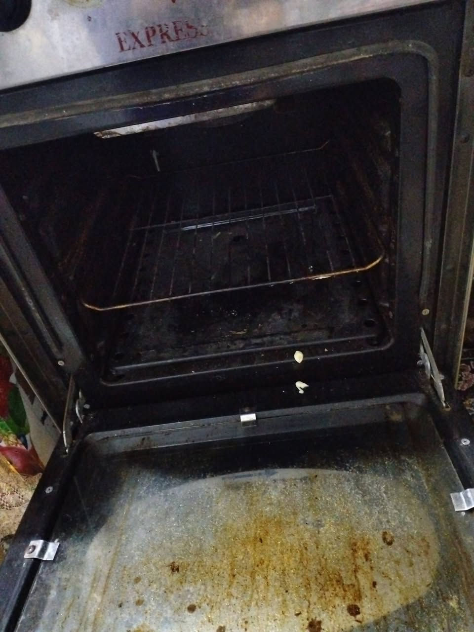 سلام عليكم عندي طباخ اربع عيون نضيف ريده 50 وبي نجال بصيط *********** مراسله واتساب
