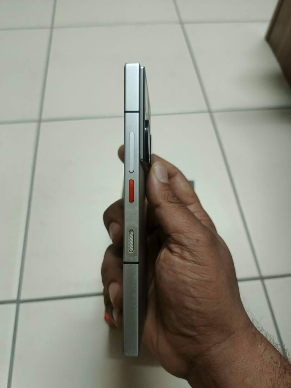 السلام عليكم نوبيا. Z60 ultra  ذاكر 256 رام 12 كامل غراضه سعره 530 الف مكاني مجمع بسماية او المشتل ***********
