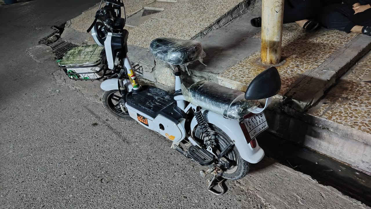 السلام عليكم بايسكل للبيع حجم 14 عقل جديد بطاريات اربعه جدد بايسكل كامل تاخذو شرط السعر 200 وبي مجال شي قليل موصل حي القدس الرقم ***********
