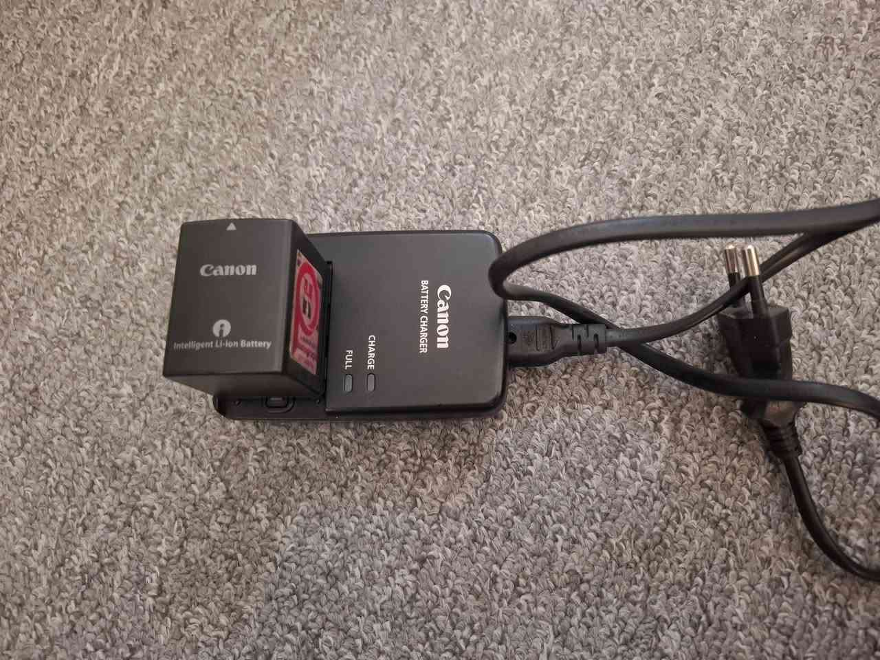 Canon XA11 وهي كاميرا فيديو احترافية صغيرة الحجم
كاميرا  Canon XA11 وهي كاميرا فيديو احترافية صغيرة الحجم مخصصة لتصوير الأخبار، التقارير، التغطيات، البرامج ، الفعاليات .

🎥 المواصفات الأساسية

🔹 المستشعر

مستشعر 1/2.84-inch HD CMOS Pro

أداء ممتاز في الإضاءة الضعيفة.

🔹 العدسة

عدسة Canon 20x Optical Zoom

فتحة عدسة: f/1.8 – f/2.8

زوم بصري قوي ومناسب للفعاليات والبث.

🔹 التسجيل (Video Recording)

تدعم تسجيل Full HD 1080p بدقة:

60p / 30p / 24p

صيغ التسجيل:

AVCHD

MP4

معدل البت (Bitrate):

يصل إلى 35 Mbps في MP4

ويصل إلى 28 Mbps في AVCHD

🔹 الشاشة

شاشة لمس 3.0 inch قابلة للدوران.

🔹 المداخل والمخارج

مدخلين صوت XLR احترافيين (موجودين في وحدة المقبض).

مخرج HDMI.

منفذ Mini USB.

منفذ سماعات Headphones.

منفذ ميكروفون 3.5mm.

🔹 التثبيت البصري

Optical Image Stabilization ممتاز مع 3 أنماط تثبيت.

🔹 تخزين

منفذين لبطاقات SD:

تسجيل متتالٍ Relay

أو تسجيل مزدوج Backup

🔹 البطارية

تعمل ببطارية Canon BP-820 أو BP-828.

🧰 الاستخدامات الشائعة لكاميرا Canon XA11

هذه الكاميرا تعد إحدى أشهر كاميرات العمل الميداني لأنها:

✔ مثالية للأخبار والتقارير التلفزيونية

خفيفة، قوية، وسهلة الحمل.

✔ تصوير الفعاليات والمؤتمرات

بسبب الزوم القوي وصوت XLR.

✔ إنتاج المحتوى واليوتيوب

لمن يريد جودة عالية وصوت احترافي.

✔ الوثائقيات الخفيفة

تتميز بمرونة وسهولة تحكم.

✔ التصوير في الإضاءة الضعيفة

مستشعرها ممتاز مقارنة بغيرها في نفس الفئة.

✔ البث المباشر (عبر HDMI)

يمكن ربطها بكروت الالتقاط مثل Elgato أو Blackmagic.

🎯 مميزات تجعلها مرغوبة

حجم صغير + نتائج احترافية.

صوت XLR احترافي.

زوم بصري 20x ممتاز.

جودة صورة Canon الشهيرة.

متينة ومناسبة للعمل اليومي.

---

السعر ٧٠٠ ألف ( سبعمائة ألف دينار ) مع مجال بسيط  للإتصال على الوتساب *********** أو الرقم ***********

كربلاء المقدسة / شارع أبو طالب .
