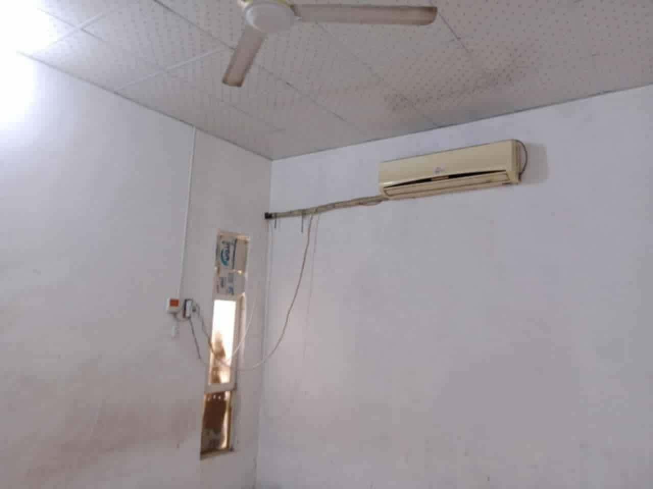 بيت ١٠٠ متر
سعر البيع 15قفل 
زراعي سند ٢٥ عنوانه طريق نجف كربلاء قريب على البوابه النجف الجديده يمها على طريق ياحسين عمود 270 يبعد عن الشارع ١٠٠ متر يتكون من غرفه وصاله ومطبخ وتخاريج ومنور مسويه الاستقبال محل جاهز ونظيف سقوف ثانويه كاشي كله كامل مي وكهرباء بي سبالت عدد٢ مراوح تانكيات عدد٢ بنائه بلوك وسندويج مضبوط مايخر ابد
*********** 
***********
