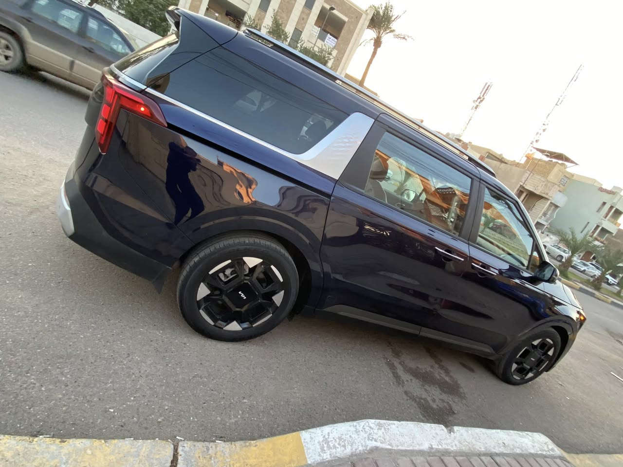 كيا كرنفال موديل ٢٠٢٥ وارد امريكي دخول جديد مرقم بغداد  فول مواصفات ما عده الفتحه ٨راكب جاهزه السياره اي نقص مابيها حادثها جانبي صبغ ٣قطع ماشيه ٢٩ ألف ٦سلندر  السعر٢٧٥٠٠$ وبيها مجال موجود بغداد شارع فلسطين للأستفسار *********** لون السياره نيلي
