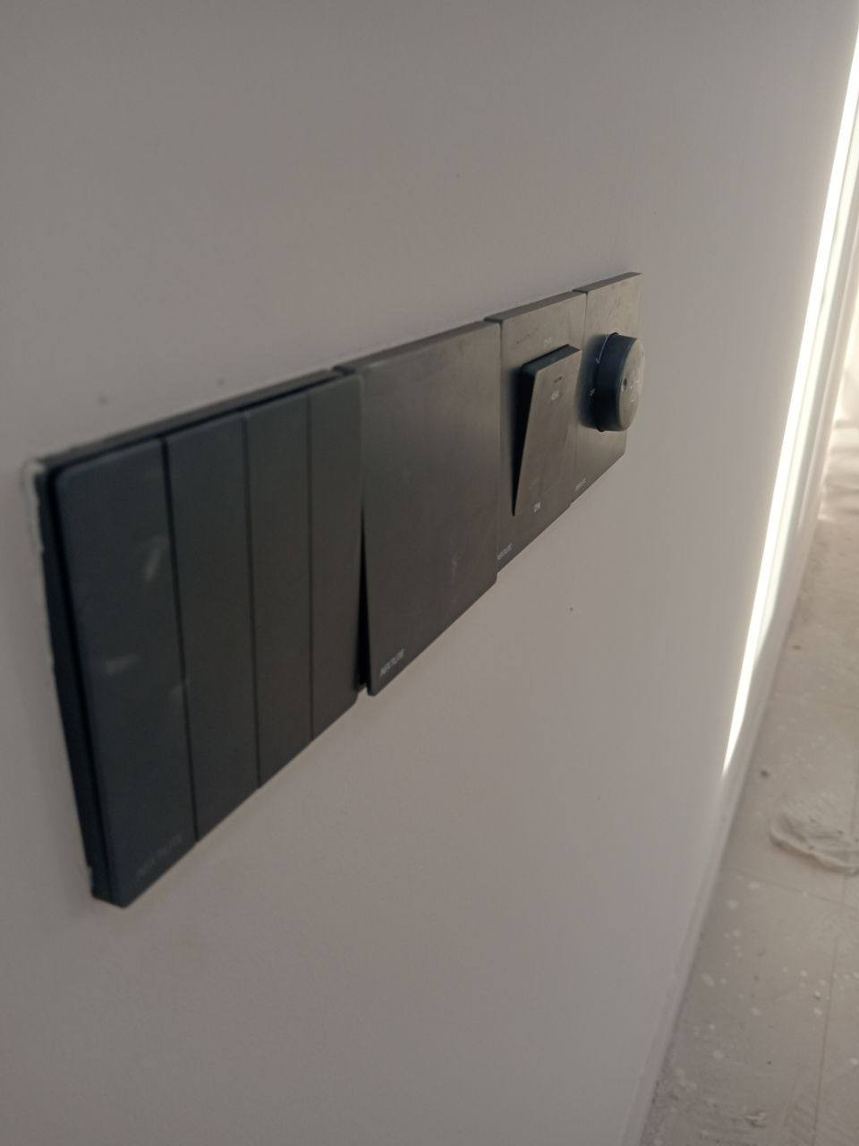 كهربائي متفرغ لجميع أنواع التاسيسات الكهربائيه الحديثه وجميع مراحل سحب تشطيب نزالات أسعار مناسبه للتواصل ***********
