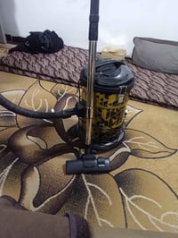 مكنسه للبيع السعر ٤٠وبيها مجال اتصل ٠٧٨١٦٣٣٢٣٨٢