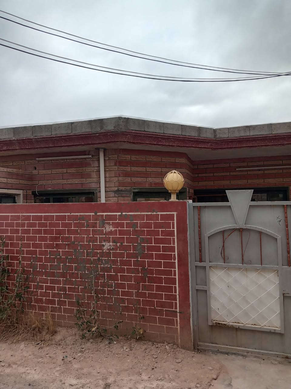 بيت في مستودع سند 25مقمدمين معامله طابو  في البلديه
المساحه 130
يحتوي البيت على استقبال مطبخ وغرفة نوم وهول وحمام داخلي وممشه خلف البيت
سعر 25وبي مجال
للتواصل الاتصال على الرقم ***********
