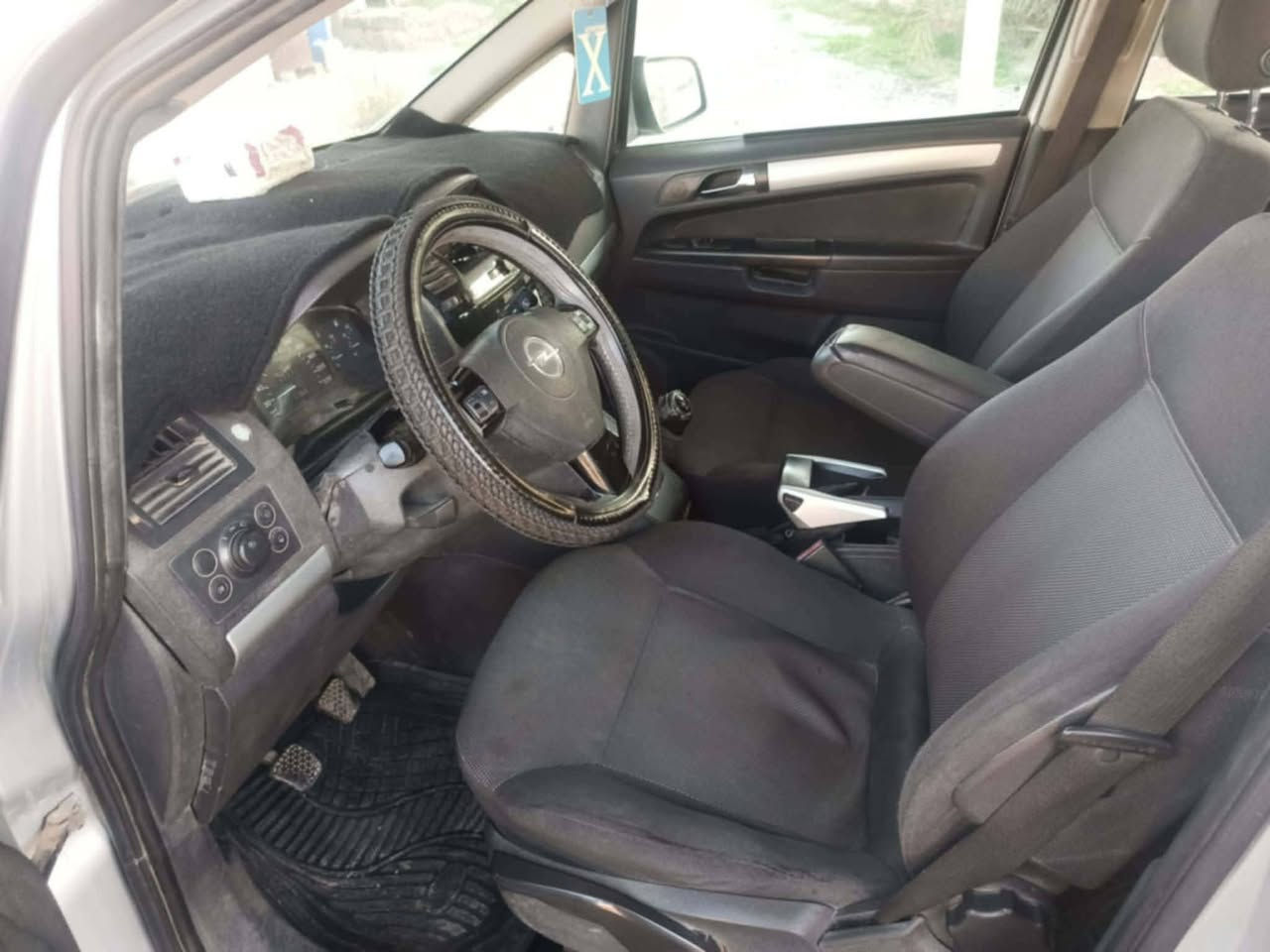 السلام عليكم
اوبل زافيرا موديل 2010 سبعه راكب جاهزه شرط الوكال والتحويل ب50 وبيه مجال 
للاتصال ***********
