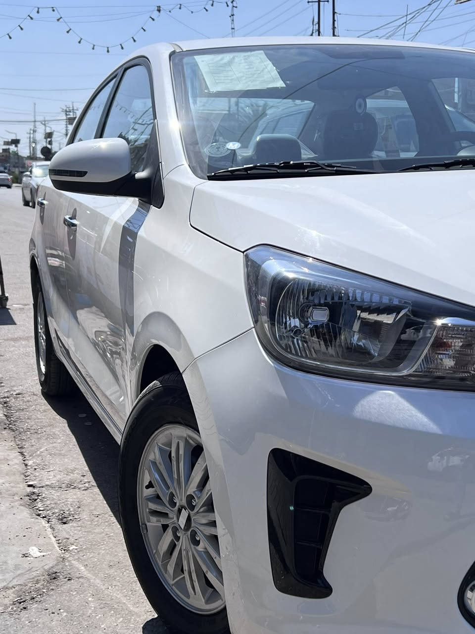 السلام عليكم كيا بيجاس ٢٠٢٥ ام الضمان شركة ٥ سنوات باسمي السيارة ٥ ويلكب 
كشافات لد اشاير بل مري فتحة سقف شاشة اصلية كامرة اصلية تحكمات جهتين كشنات جلد لونين السيارة نضيفة جديده لوك ماشيه فقط 1400 زيرو السيارة سعرها ١٢٦ وبيها مجال *********** مكانها بغداد
