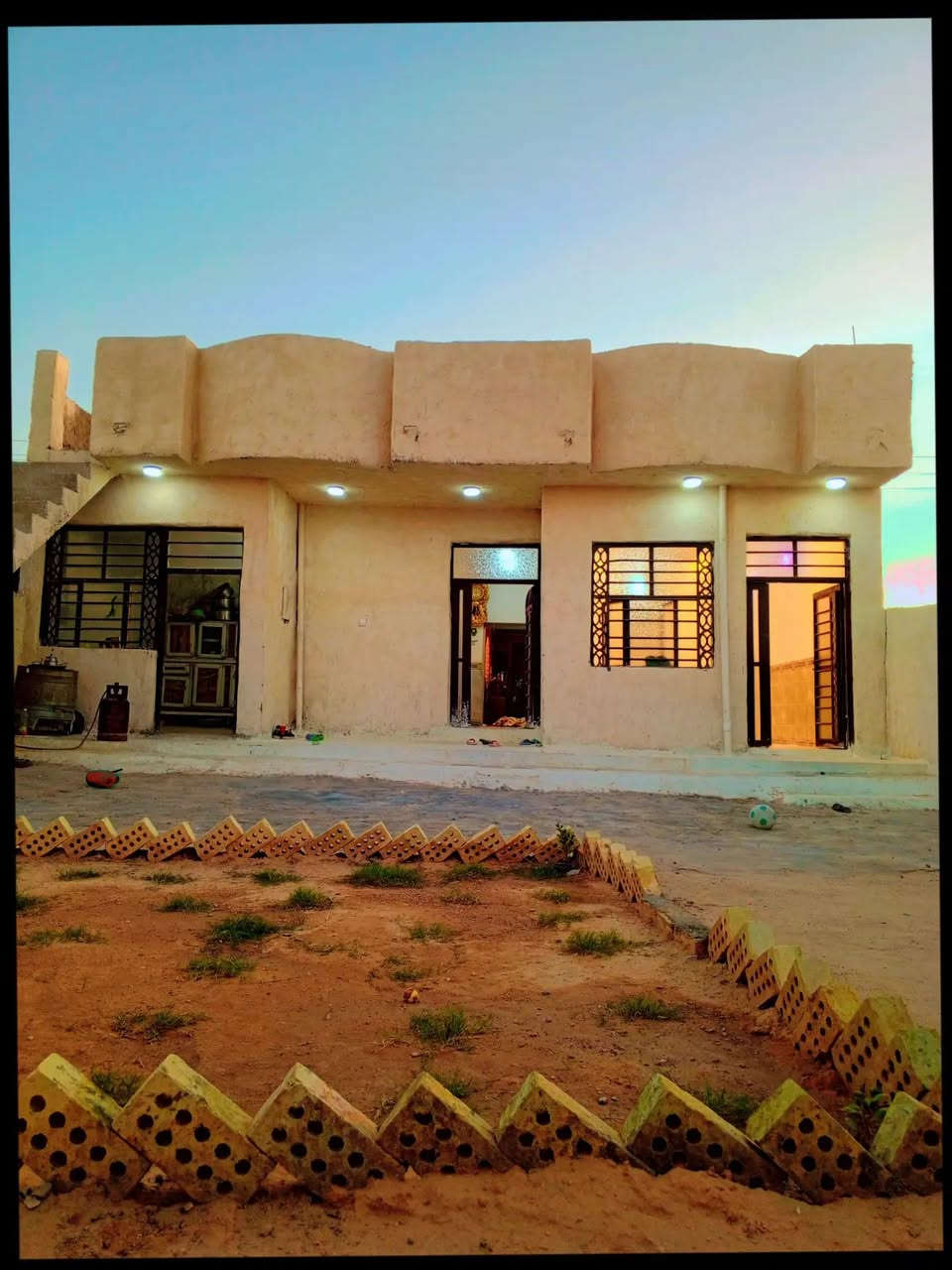 دار للبيع قرفتين وصاله ومطبخ واستقبال وصحيات بناء حجر سقف كونكريت خلف الحسينيات عمود 436 شراي يتصل *********** خدمات كامله
