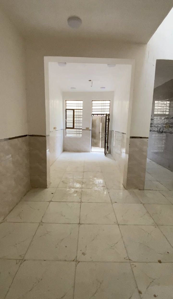 منزل للبيع في كربلاء المقدسة حي الزهور
المواصفات:
المساحة 72 متر مربع. (واقع حال 74 متر) 
نظام البناء طابق ونصف.
نوع البناء طابوق وكونكريت مسلح.
الواجهة 5 أمتار.
عرض الشارع 10 أمتار (منطقة كاع محمد حلوة بالقرب من جامع مالك الملك).
التفاصيل الداخلية:
يحتوي البيت على مدخلين منفصلين، مدخل خاص بالاستقبال ومدخل للمطبخ.
يضم غرفتين نوم ومطبخ و 3 صحيات.
الموقع والمميزات:
يبعد عن الإمامين مسافة 1.5 كيلومتر فقط.
نوع العقار سند 25.
للتواصل والاستفسار يرجى الاتصال على الرقم:
***********
