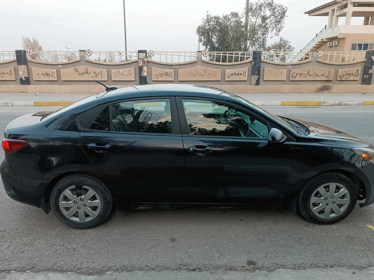 للبيع: كيا ريو وارد أمريكي موديل 2021
• اللون: أسود
 • المحرك: 1600 دُوش
 • ناقل الحركة: أوتوماتيك
 • الحالة:
 • حادث بسيط جدًا، البجم كبس.
 • الضرر فقط جاملغ جهة السايق.
 • بيها بداية القمارة مصبوغة بسبب شخوط من طلعوها من الحاوية.
المواصفات تبريد وتدفئة وشاشة كبيره وتحكمات ستيرن 
 • صور السونار موجودة.
 • باقي السيارة كفالة.
 • الرقم: معوقين
 • المكان: كربلاء
 • السعر: 108 وبيها مجال بسيط

📞 للاستفسار
***********
