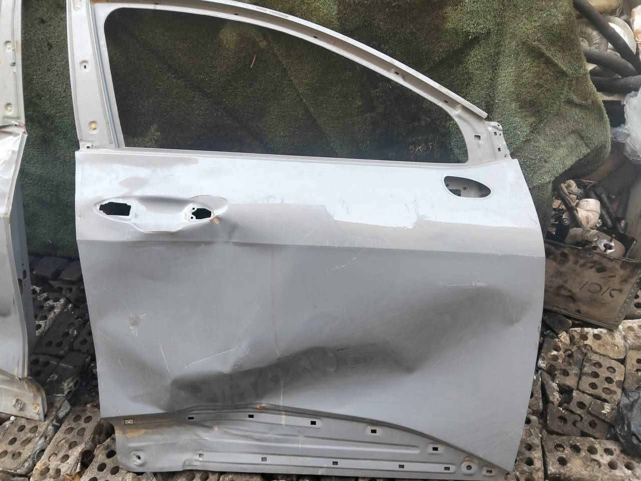 السلام عليكم 
بيبان ثنين لون سمنتي سيارة سبورتج أمريكي 23 صفحة اليمنى وجادر تفصال ياباني للبيع 
***********
