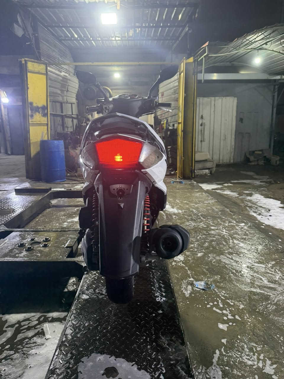 سلام عليكم سكنس فحل للبيع نوزل دراجه خير من الله شلعه تشك الكاع ومعدل يخبل دراجه ماشيه 16 الف بلاديييي لحد يجي ويكلي مصفرها مكاني شارع فلسطين ***********
