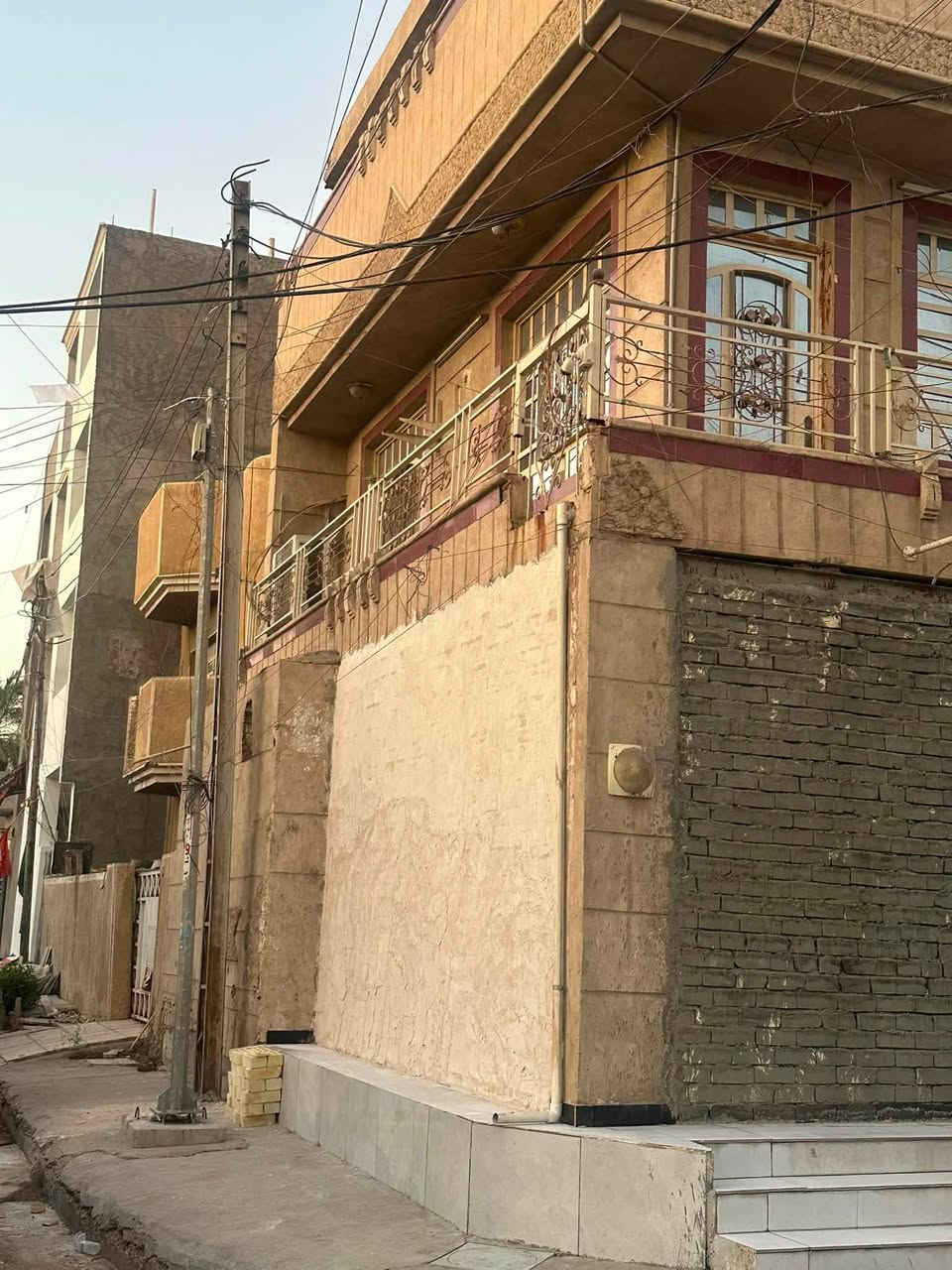 السلام عليكم بيت للبيع في البياع شارع (3) ركن مساحة العقار 120 متر مكون من 4 غرف وغرفه طابق الاخير للاستفسار الاتصال ***********
