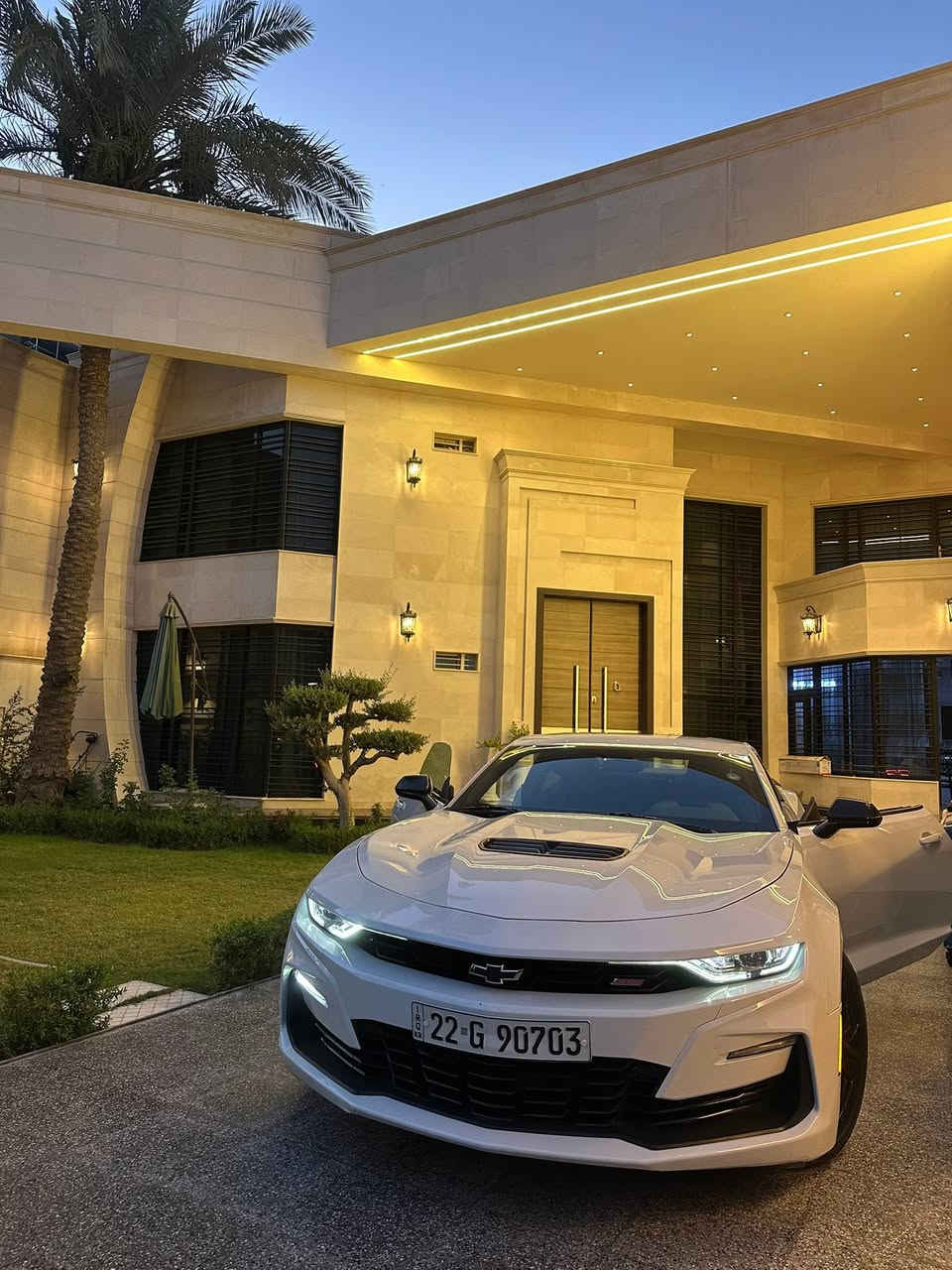 السلام عليكم كامارو ss 
ابيض 2023 كلين تايتل للبيع ماشيه 19200 
9 ميل السعر  250 ورقه للتواصل ***********استفسار عل رقم
