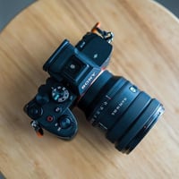 شاشة وعدسة للبيع العدسة sony pz 16-35 f4 عدسة بور زوم مخصصة للفديو حصر...