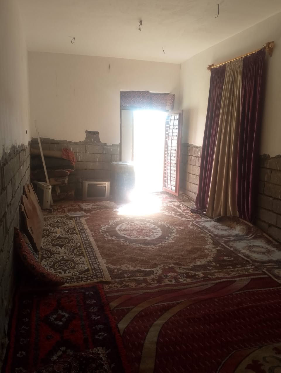 بيت للبيع المكان سوق الشيوخ حي العسكري بالبيت زراعي يتكون من ثلاث غرف وصاله وديوانيه وصحيات ومطبخ البيت بناء جديد يبعد عن كافه الخدمات 10 امتار السعر المطلوب 45 مليون وبي مجال الرقم بي بس واتساب ***********
