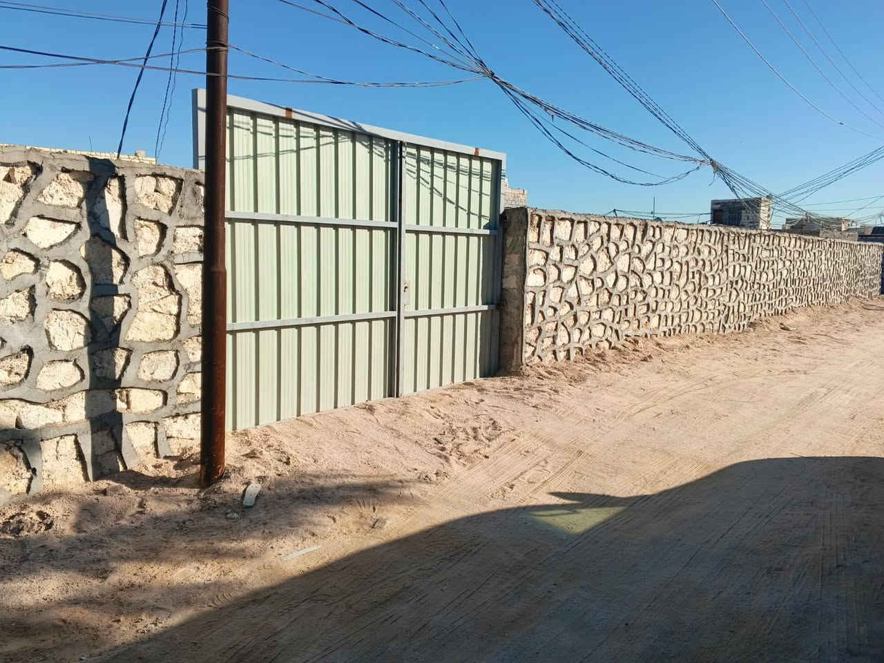 ‏عرصة 400 متر للبيع طابو زراعي سند 25 
‏واجهه 29 متر ونزال 14 متر 
‏سياج حجر وباب كبير وبلوعة وحمام 
‏( كهرباء --  ماء ) متوفر بيهه ومدفوع اشتراكاتهن 
‏(الحمام ماااكامل باقي ع النص)
‏علوة الفحل خلف شارع الفلل 
‏شارعهه 8 متر 
‏السعر 37 وبيهه مجال 
‏بدون دلال اني صاحب الأرض 
‏***********
