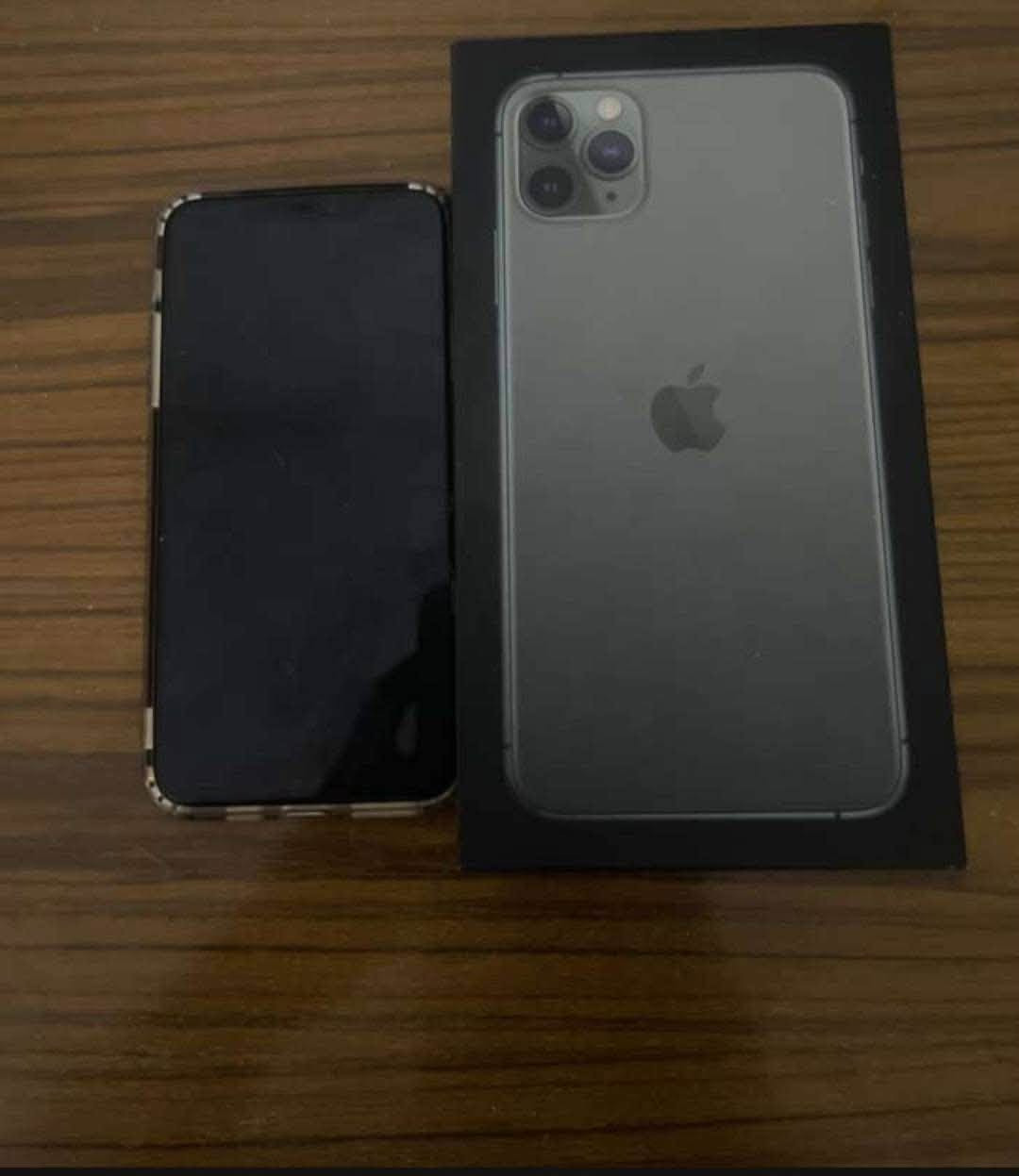 📱 آيفون 11 برو ماكس (iPhone 11 Pro Max) - نظافة بلاد 📱
المواصفات والوضعية:

​الذاكرة: 256 جيجابايت.

​نسبة البطارية: 75% (أصلية مالت بلاد).

​حالة الجهاز: زلق وكلش نظيف، الشاصي سليم 100% وما بيه أي عيب.

​التصليح: جهاز ما مفتوح نهائياً، بعده على وضع البلاد وبكامل قطعه الأصلية.

​الملحقات: الكارتونة الأصلية مالته متوفرة + الشاحنة الأصلية وياه.

​الملاحظات: الجهاز بيه فقط شخط بسيط بالشاشة (موضح بالصور) وما يأثر على الاستخدام نهائياً.

​📍 مكان التواجد:

​البصرة - التنومة (قرب الجسر الإيطالي)

​💰 السعر:

​325 ألف دينار (قابل للتفاوض بشكل بسيط جداً وللجادين فقط).

​📞 للتواصل والاستفسار:

​للاتصال أو واتساب: ***********

(الرجاء الاتصال للجادين بالشراء فقط، كلشي موضح بالإعلان).
