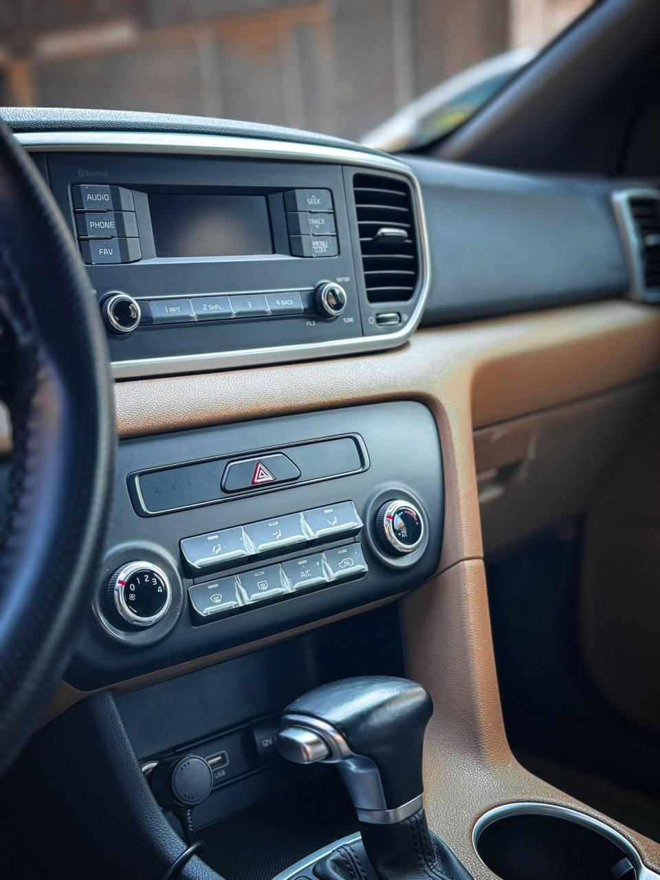 سلام عليكم سبورتج 2020
خليجي  مواصفات بيسك .مكفولة  .تحكم ستيرن .تبريد قطعتين امامي خلفي.شاشه اصليه .كاميرا خلفيه .حساس خلفي . ويل 19 كبير . مكينه 2000دوش .اشاير بالمري .ماشيه 51 .  رقم بغداد. السعر 205 وبيها مجال بسيط مكاني بغداد 
رقم.  ***********
