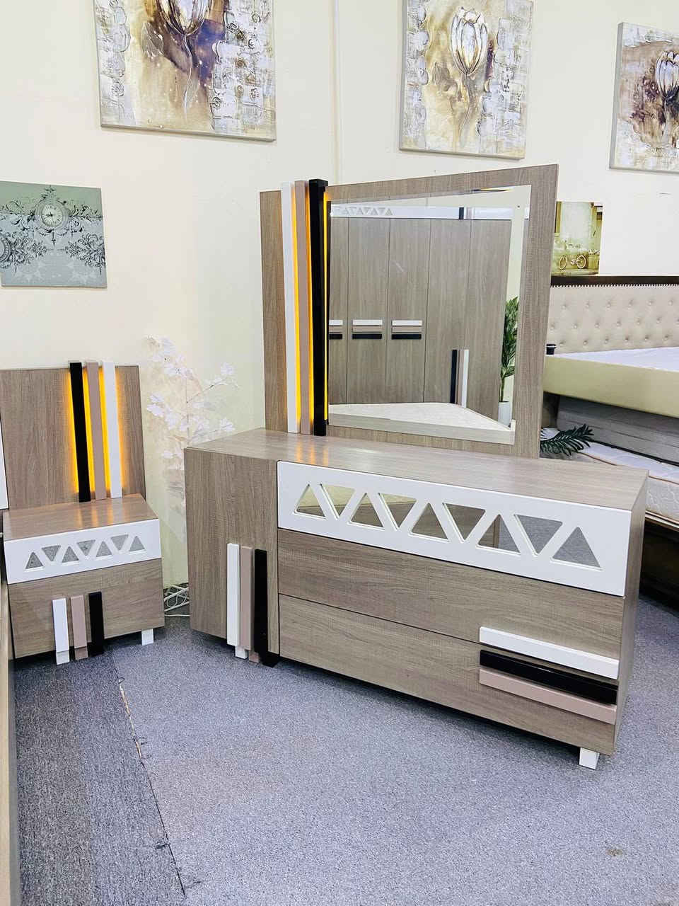 King size bedroom set
180*200cm it is Very good condition no damage 30998725


**إذا كنت صاحب هذا الإعلان وتريد حذفه لأي سبب، رجاءا أرسل رسالة إلى الدعم الفني**