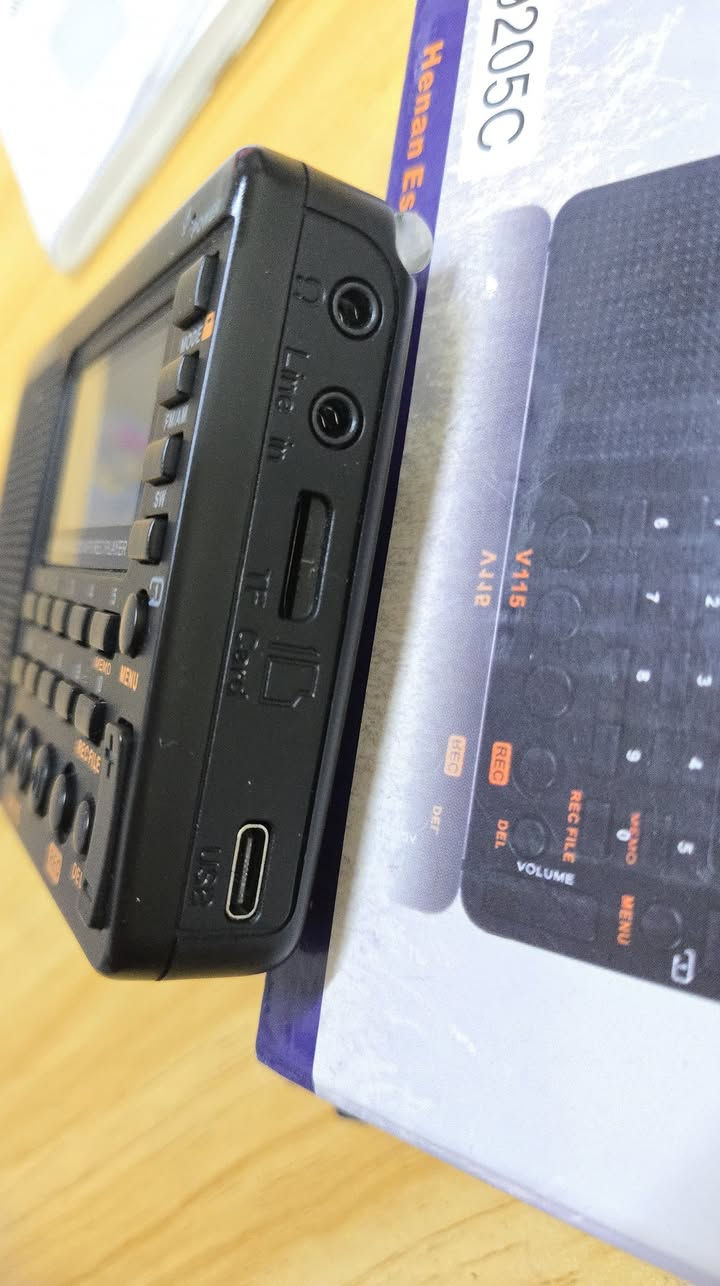 Retekess
راديو تحفه بحجم كف اليد
مواصفات متعدده وكثيره بهذا الموديل
سماعة خارجية مدمجة بصوت واضح 
مخرج سماعة رأس 3.5 ملم
تحكم بمستوى الصوت
تسجيل مباشر من الراديو
تسجيل صوت خارجي عبر المايك المدمج
حفظ التسجيلات على كرت الذاكرةيشغل ملفات MP3
يدعم كرت ذاكرة Micro SD / TF Card
أزرار تحكم مباشرة تشغيل - إيقاف - تقديم - تأخير
بطارية ليثيوم قابلة للشحن 
شحن عن طريق منفذ USB
استهلاك طاقة منخفض
ومواصفات اكثر بعد 
للاستفسار مراسله الصفحه
***********
