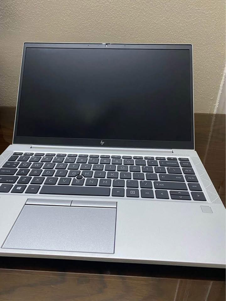 لابتوب HP أبيض بمواصفات قوية (جيل 12) - أداء سريع جداً
الموديل: HP Laptop 15s-fq5xxx
المواصفات الفنية:
• المعالج: Intel Core i5-1235U (جيل ثاني عشر حديث) يحتوي على 10 أنوية لضمان سرعة خرافية في الشغل.
• الرام: 8 GB DDR4.
• الهارد: 512 GB من نوع SSD (إقلاع النظام خلال ثواني).
• الشاشة: 15.6 بوصة بدقة Full HD واضحة جداً.
• النظام: ويندوز 11 برو (Windows 11 Pro) أصلي.
حالة الجهاز بكل أمانة:  الأداء: الجهاز شغال 100% ولا يوجد فيه أي عيب داخلي، سريع جداً في التصفح، الدراسة، والبرامج الهندسية أو المكتبية.   النظافة: نظيف جداً من الداخل والبطارية بحالة جيدة.
السعر350
عنواني بصره يوجد توصيل 🚚


**إذا كنت صاحب هذا الإعلان وتريد حذفه لأي سبب، رجاءا أرسل رسالة إلى الدعم الفني**