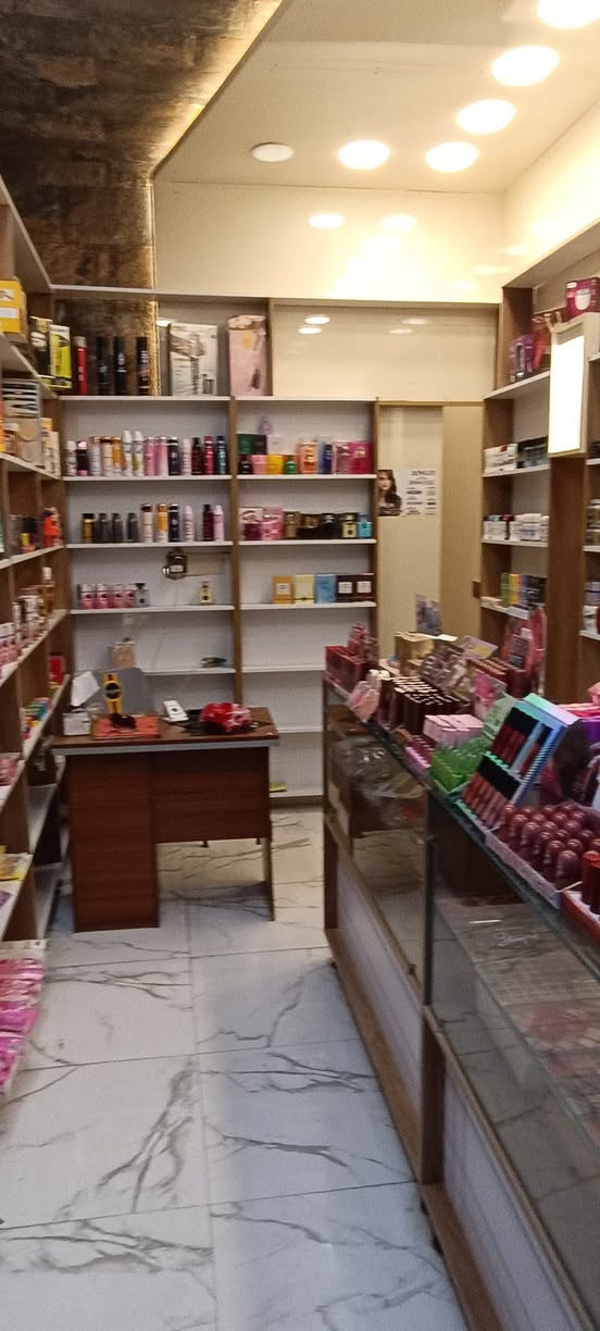 #من_الموصل للبيع مستعجل بضاعه كوزمتك مع رفوف جديده مستعمله شهر واحد فقط بسعر مناسب
#للاستفسار واتساب ***********
