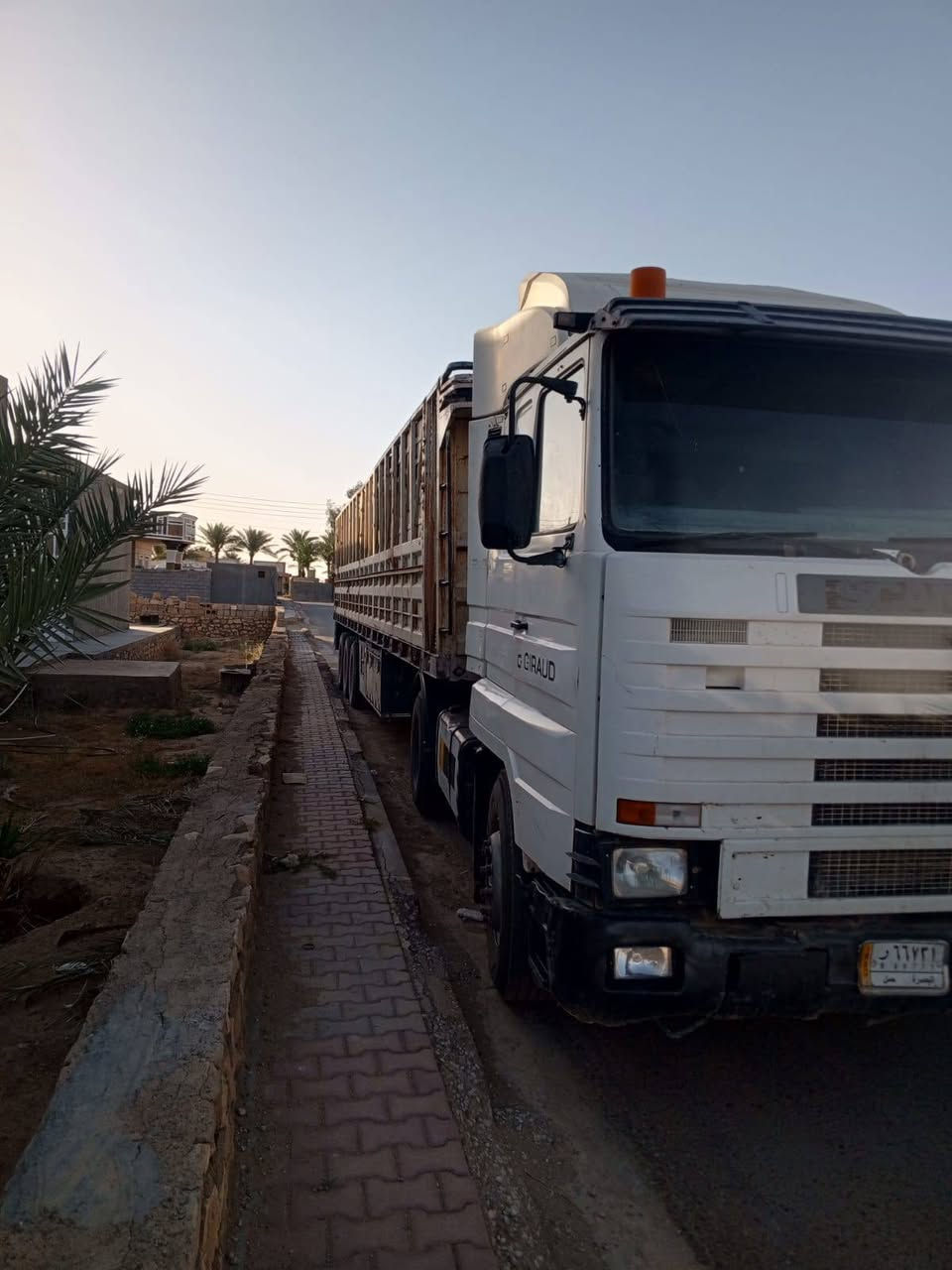 السلام عليكم ورحمة الله
سكانيه موديل 95بطه للبيع 

هيه وعربانه تريد بس راس 

السعر 230 رقم بصرة 

السياره خير من الله  
*********** يوجد واتساب
