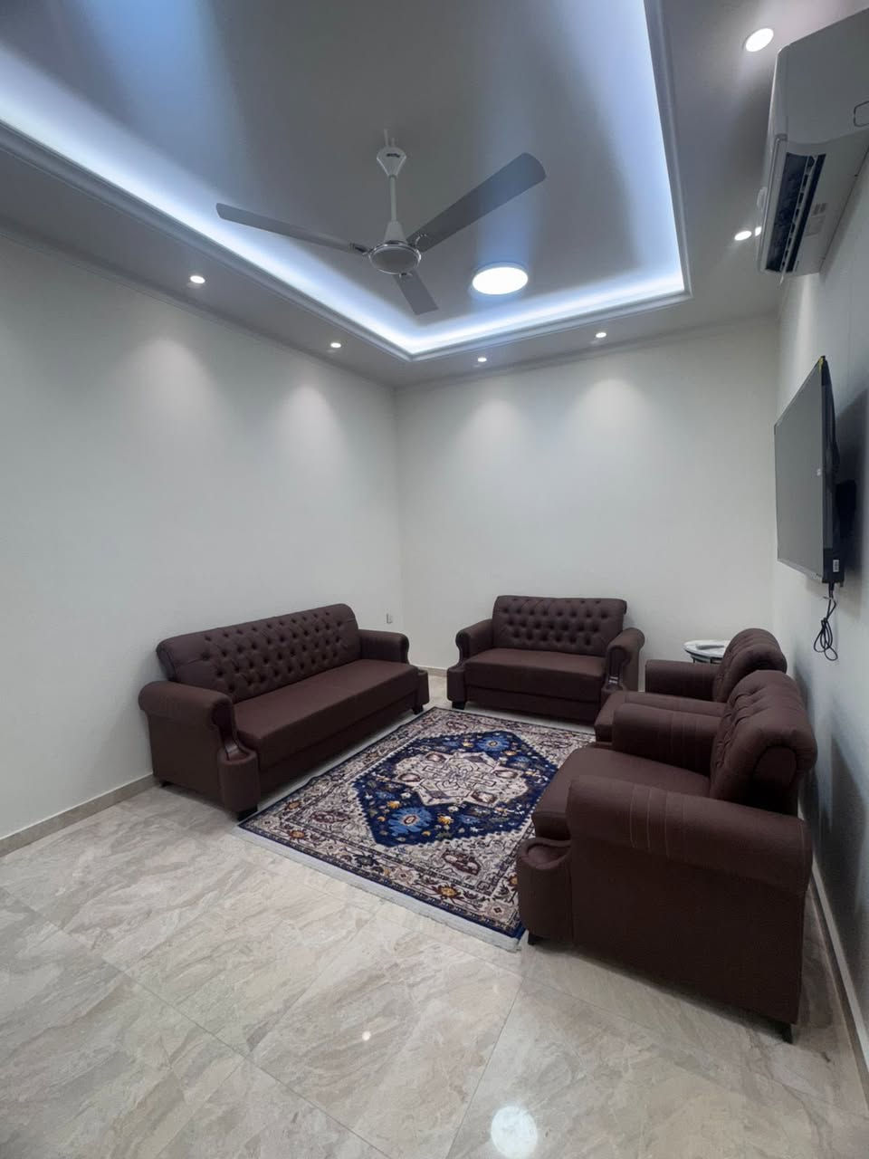 شقة مؤثثة للإيجار في المنصور – حي المتنبي
طابق أول
تتكون من: غرفتي نوم، صالة، مطبخ، وصحيات
موقع مميز ومناسبة للسكن

للاستفسار:
📞 ***********
📞 ***********
