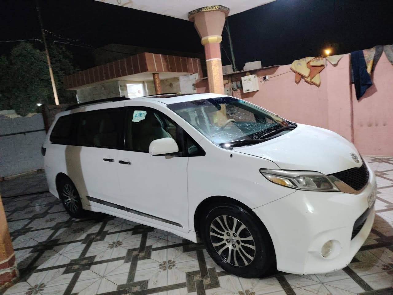 السلام عليكم
تويوتا سيينا 2013 كفالة عامة ما عدا طخة صغيرة بالباب سلايت 
رقم بغداد 
مكينة وگير خير من الله 
مزود للگير براد 
مواصفات se رياضي 
فتحة سقف 
تحكم ستيرن 
بوب كهرباء 
السيارة نضيفة 
السعر 175 وبيها مجال 
للأتصال
 ***********
 ***********
