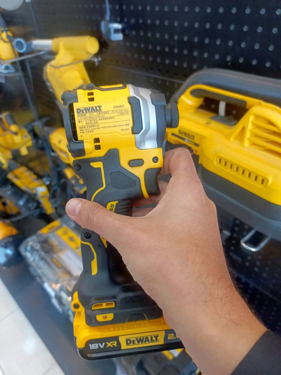 DCF850 

متوفر كامل دبل بطارية 2 امبير و شاحنة .. و متوفر فارغ 

***********
