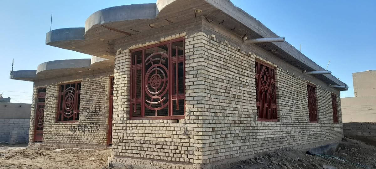 السلام عليكم هيكل للبيع على طريق الزوار شارع الشوملي نعمانية يوجد فيه خدمات كامله ماء وكهرباء ومولدة سحب غرف نوم عدد 3+مطبخ وصاله واستقبال وبجانبه نصف قطعه 150م سند 25طابو صرف وبه معاملة تطويب في بلدية النعمانيه مساحة البيت كلها 450م السعر على الرقم *********** صور البيت
