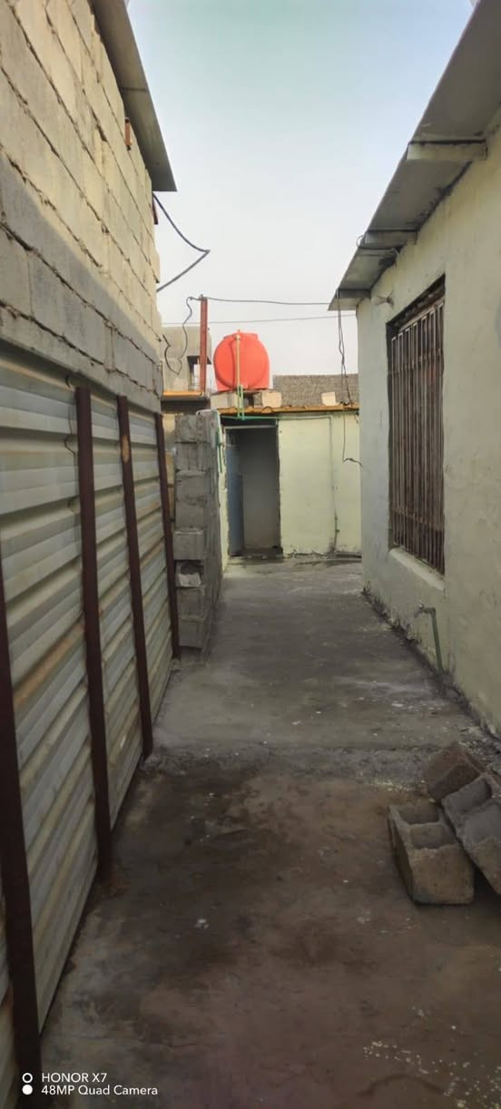 يالله سلام عليكم دار للبيع بغداد المدائن مقابل قاعه أوسكار خلف الغسل السيارات زراعي خدمات كامله تبليط كهرباء ماء زراعي يتكون الدار من غرفتين نوم وصاله واستقبال ومطبخ وكراج سيارة صحيات داخلية خارجيه مساحه الدار ٢٦٠ متر السعر ٤٢ وبي مجال بصيط للاستفسار الاتصال على الارقام *********** أو *********** وات ساب علماً السقف سندويج
