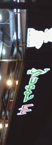 اعلان ضوئي ومجسم 5 أمتار للبيع مع كراسي وميزين وطباخ 07703418922