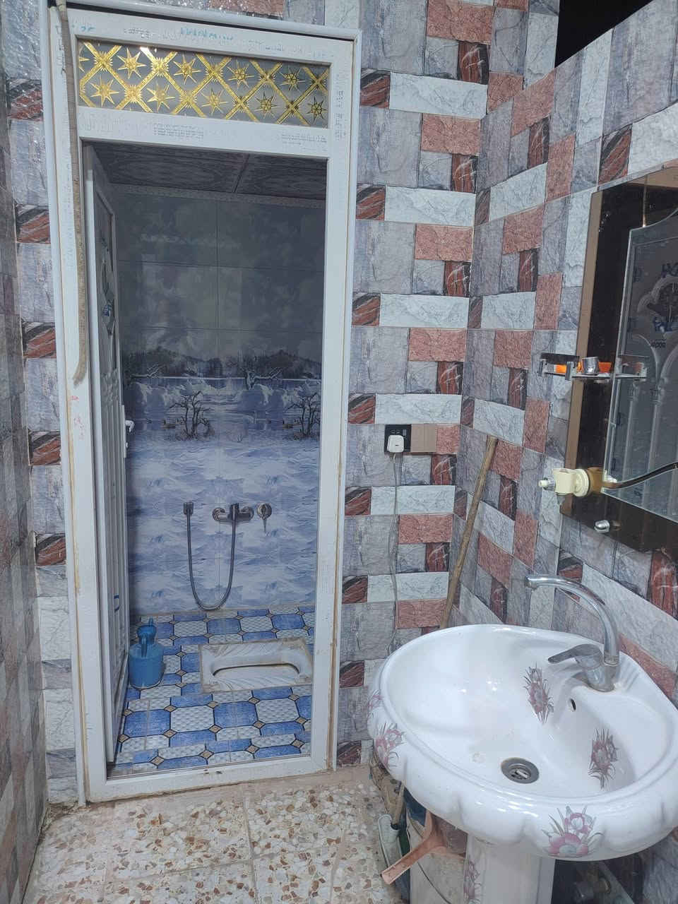 السلام عليكم بيت 100 متر طابق ونص الطابق جوه بنا طابوك صب كونكريت بنا جناي درجه اوله بنا جاهز الممر الطارمه الصحيات المطبخ الصاله سيراميك وحجر وديكورات
الستقبال سيراميك وحجر  ديكورات الغرفه فقط سيراميك متر وعشرين الرضيه الجوه كاشي البايات الدرج مرمر محجر اصلي  النص طابق فوك غرفه وصاله فقط السكف عكاده بس البيت جاهز مكان منطع 51 فريب علي شارع قنبر حرف تي علي ساحه يعني ركن الساحه تي *********** واتساب مفتوح بيت صار سنه من بنيته مال جناي بنيتي بيدي
