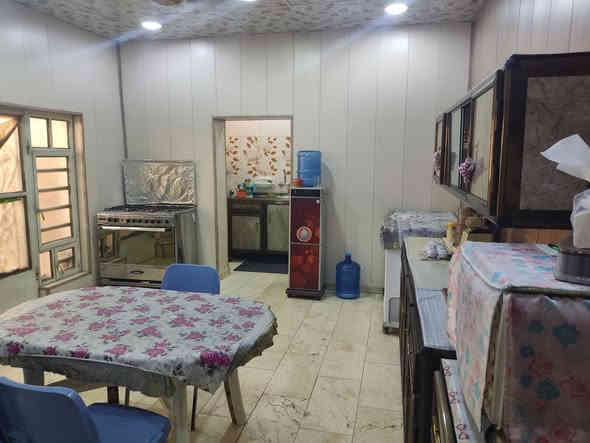 السلام عليكم 
بيت ركن المساحة (250م) قرب مدرسة الفيالق 
يحتوي على استقبال ومطبخ 
وصالة وثلاث غرف  
مع 3 صحيات في الطابق الاول
و 5 غرف في الطابق للثاني 
3 غرف سويت وحدهن  مع صحيات 
وغرفتين  سويت وحدهن  مع صحيات معزول
 السعر (340 مليون) بي مجال بسيط 
للاستفسار الاتصال على  الرقم 
***********
***********
