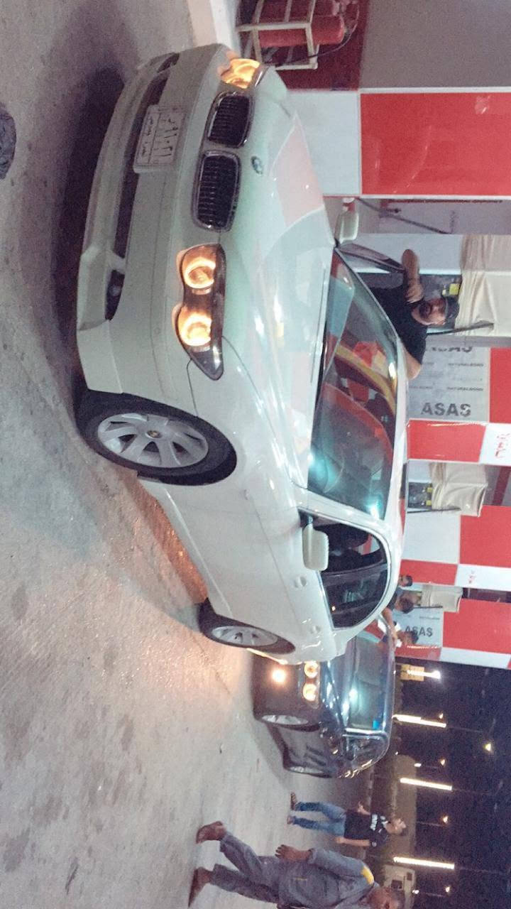 سلام وعليكم 
دبابه مديل 2004  735i للبيع 
مواصفات سياره 
كشنات جلد تدفئه تبريد وخزن 
اربع أبواب شفط وصندوق 
خمس بردات 
سيدي جنجر 6 أقراص 
تحكم استيرن 
كير لمس  3 وضعيات للقياده 
تنته  سقف سياره كنتاره 
كشنات كهرباء 
حساسات اصطدام امامي خلفي 
خمسه ويل كب وتخم تاير 
### السياره مكفوله من حادث وصبغ  بيه. قطعتين تبديل نفس لون سعر المطلوب 115 ورقه وقابل للتفاوض 
السياره   بيه نواقص وترتيبات بسيطه  ينخصم من السعر 
مكان السياره بصره 
للاسفسار اتصال 
***********
