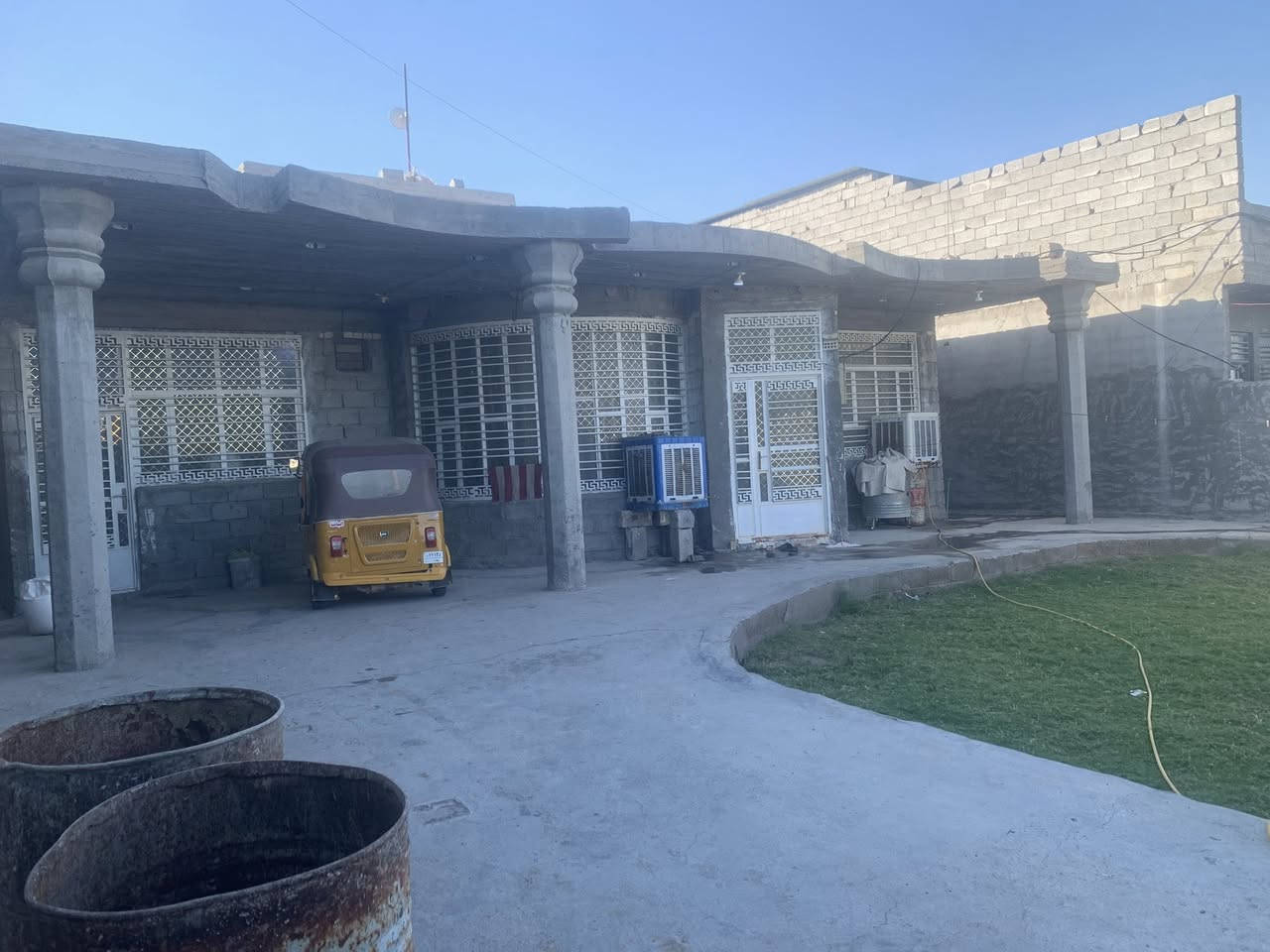 سلام عليكم بيت البيع بهوررجب قرب شركه شواطئ كامل خدمات مساحه 400متر سند 25ماكو يمه أي مشاريع البيت بسمي بي قرار محكمه سعر البيت 125وبي مجال تصل ودالل ***********
