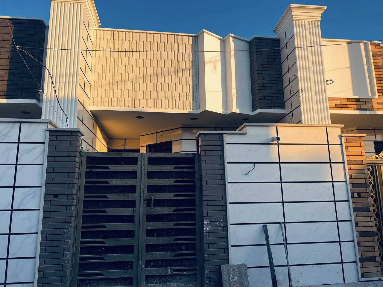 السلام عليكم بيت للبيع مساحه 100متر بناء حديث درجه أولى منطقه جميع خدمات بيها
العنوان ام الكبر قرب حيور الستميه 
للاستفسار /***********
