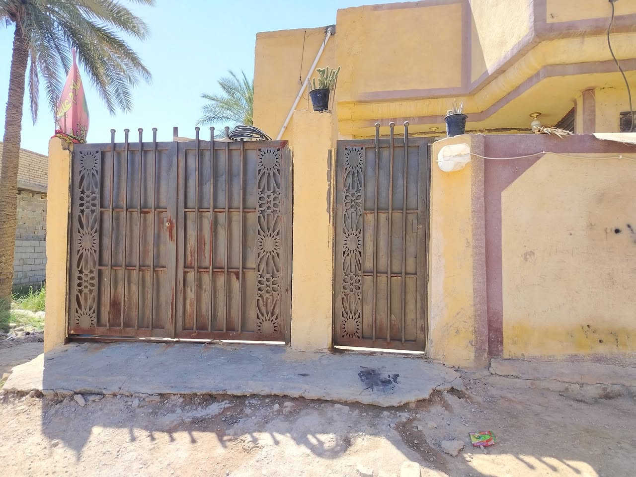 دار للبيع المساحه ١٨٠م واجه ١٠ ونزال ١٨م بناء درجه اوله كما موضح في الفيديو العنوان كربلاء طوريج الهنديه الشارع الحولي مقابل حي العسكري الاستفسار *********** *********** تريد اسهم تريد قرار السعر ٥٥ مع المجال
