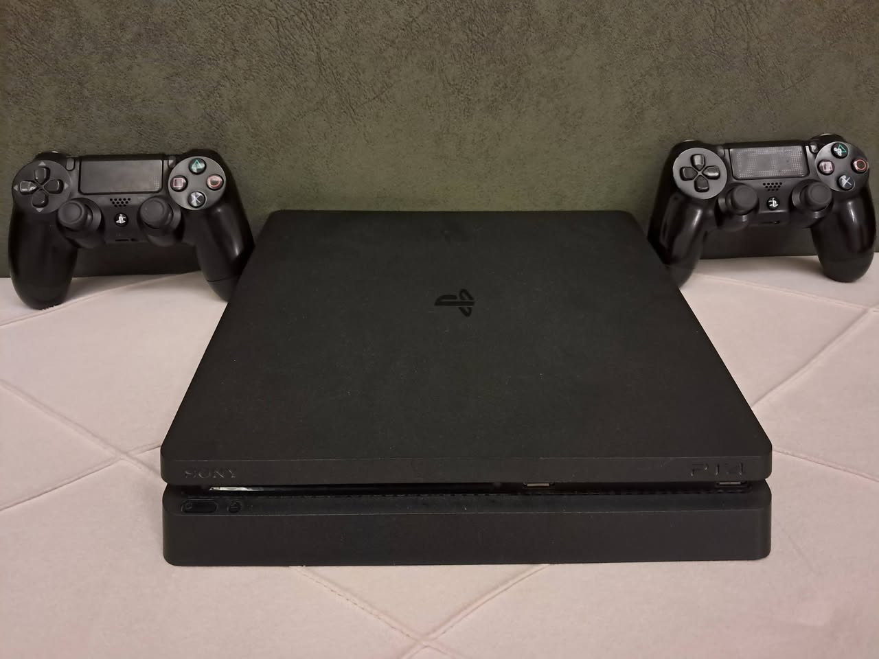 السلام عليكم بلي فور سلم مستعمل نضيف  جدا  كامل ملحقاته كيبلاته ويدات عدد2 اصليات واقراص عدد 4 نضيفات جدا الجهاز لا مفتوح والمصلح  اول مانزل اشتريته يعني موال باله ولا مستعمل الجهاز لك استيكر السعر 290 وبي مجال مكاني بغداد


**إذا كنت صاحب هذا الإعلان وتريد حذفه لأي سبب، رجاءا أرسل رسالة إلى الدعم الفني**