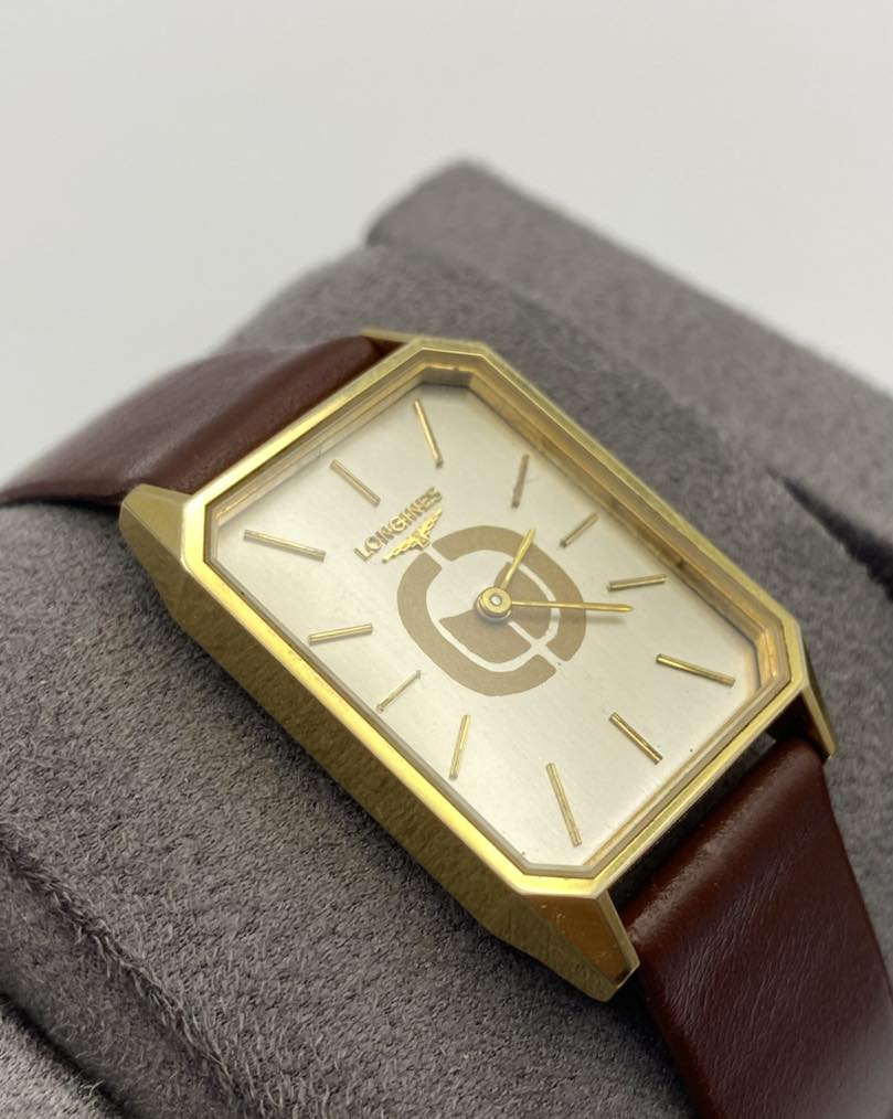 LONGINES 
موديل التانك 
نصب تكويك اهداء خاص 
نظافة مُمتازة جدًا 
رجالي 
السير مُستبدل البوك بلادي 
ابعاد الساعة ٢٥*٣٧ مع الاذانات


**إذا كنت صاحب هذا الإعلان وتريد حذفه لأي سبب، رجاءا أرسل رسالة إلى الدعم الفني**