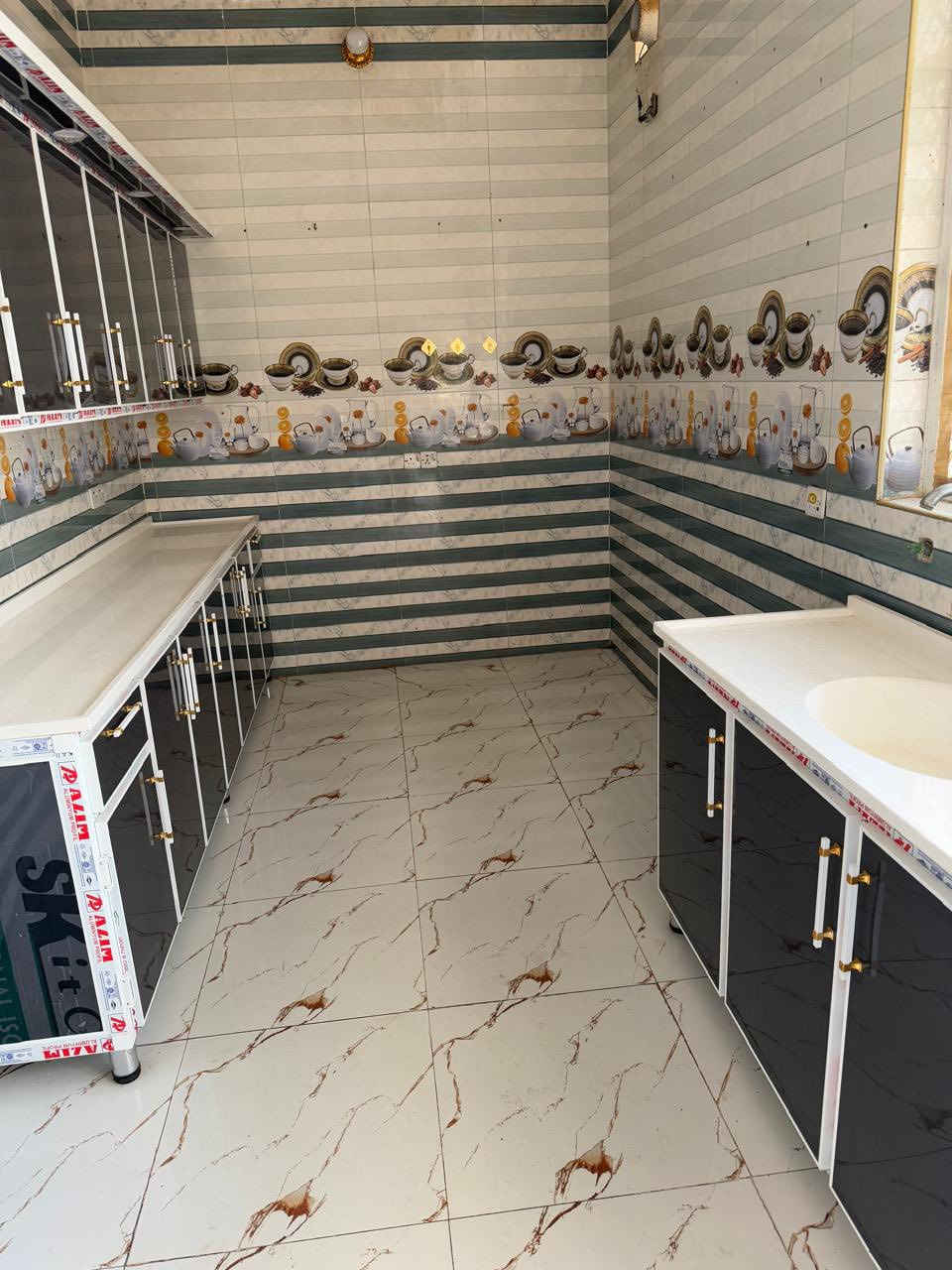 سلام يوجد دار لبيع فول  قاطين المساحه ١٢٠ م مربع العنوان ام غربه قرب فرن صمون. تاج دين بيت كامل كله صب اي ستفسار لاتصال ***********
