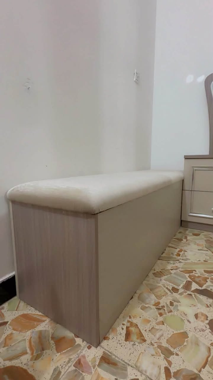 غرفة نوم فخمة باللون البيج والكريمي
٨ قطع ضخمة الصندوق مال جرباية نظام الخزنة ينفتح وينغلق وحده مع وجود اضاءة بقطع الغرفة 
مستعملة شهرين فقط جديدة ومابيها اي طخة 
للبيع بمليون ونص وبيها مجال بسيط 
الشراي فقط يتواصل على هذا الواتساب 
***********
