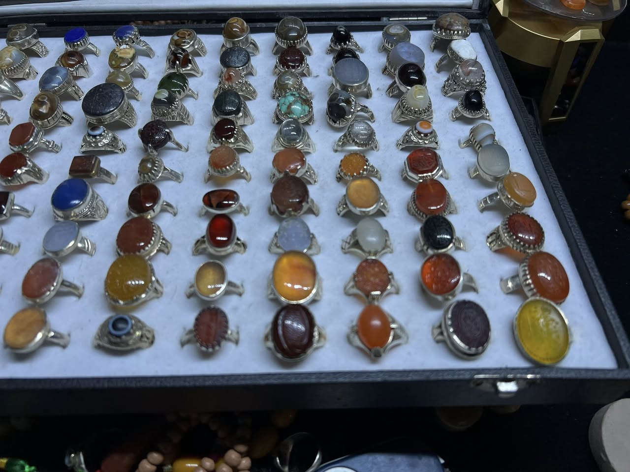 مجموعة محابس العدد 100 شلع 

صياغات يدوية925

الشراي***********

المكان بغداد حي اور 

توصيل ماعندي
