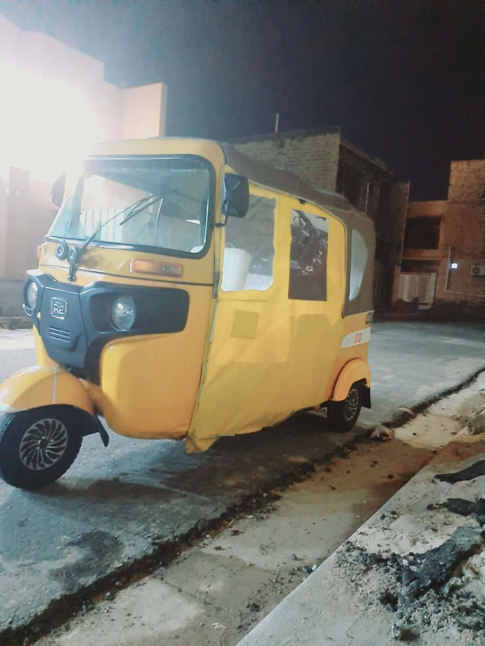 سلام عليكم تكتك موديل 22 شهر الواحد مكينه مفتوحه كشره بيه طكات مكلف بنشر ‏‏‪0777 603 4443‬‏ رقم صاحبه
