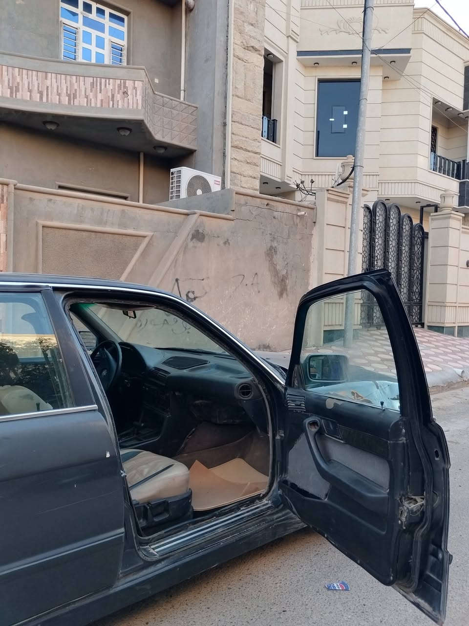 السلام عليكم BMW 535i 1991 اصل للبيع فقط السياره ادامه اول البارحه مسويلها كامله بلشت بيها تعمير وبسبب الضروف اريد ابيع ادامه للمكينه من كلشي  فيتبم جديد منضومه كامله كلها شرط مكينه صافيه شرط كير يرادله تنضيف كنترول وسلكتر تبديل فقط سلايت شغال كهربائي جام اوتو شغال داخل مخمل نضيف مابيها خياس بدون ضربه قويه صدرها نفضته امامي خلفي حت ميزانيه بعدني ممسوي تخم ويل أصلي جواها تايرات مو كلهن نضيفات رقم انبار تحويل ثاني يوم مكان السياره فلوجه
السعر ٣٥ وبيها مجال مو شراي لتعامل باورها يذب دهن وياها باورات ٢ مال كصه وغراضها الي فاتحه كلها موجوده


**إذا كنت صاحب هذا الإعلان وتريد حذفه لأي سبب، رجاءا أرسل رسالة إلى الدعم الفني**